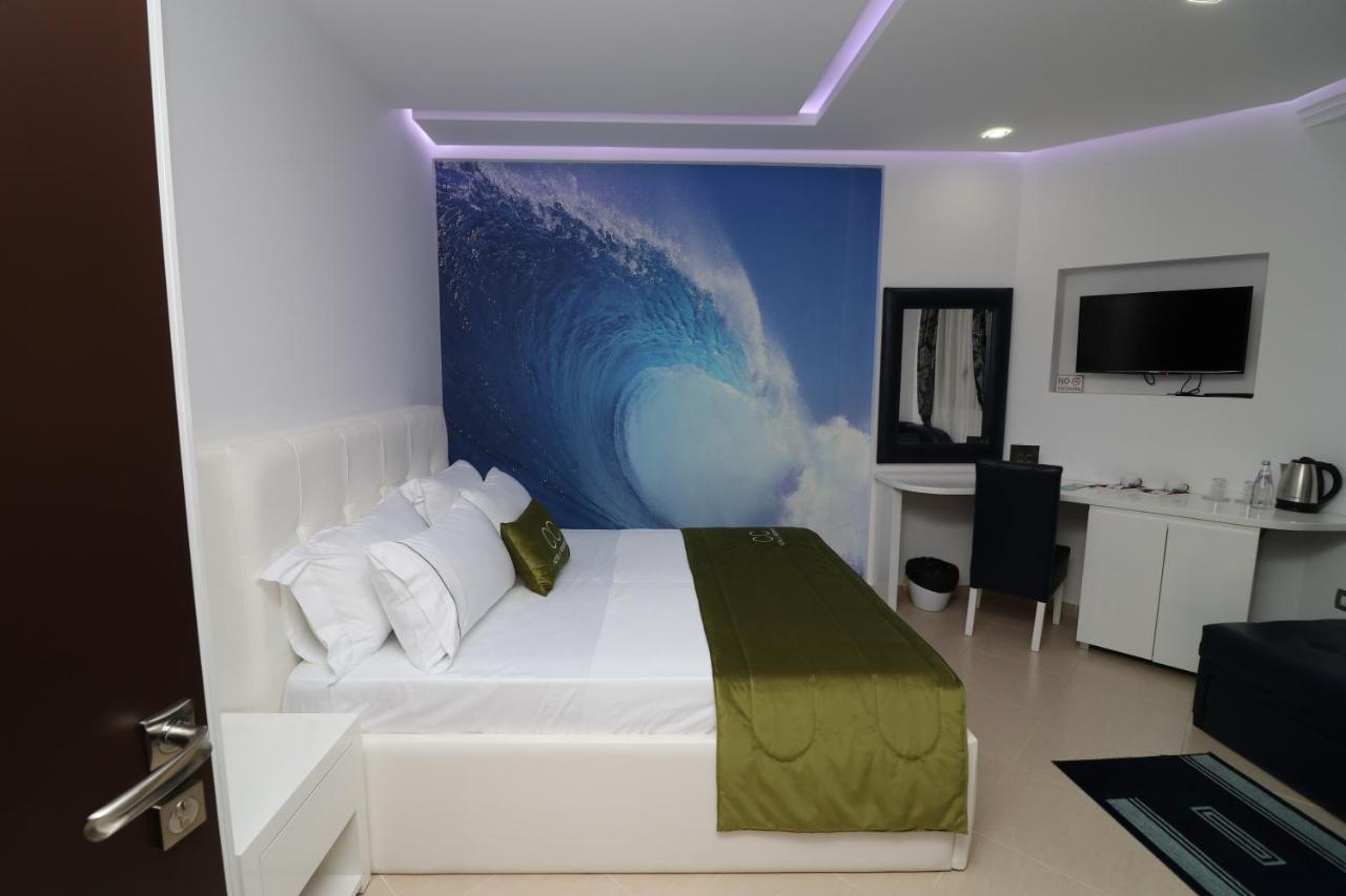 Hotel Cc & *