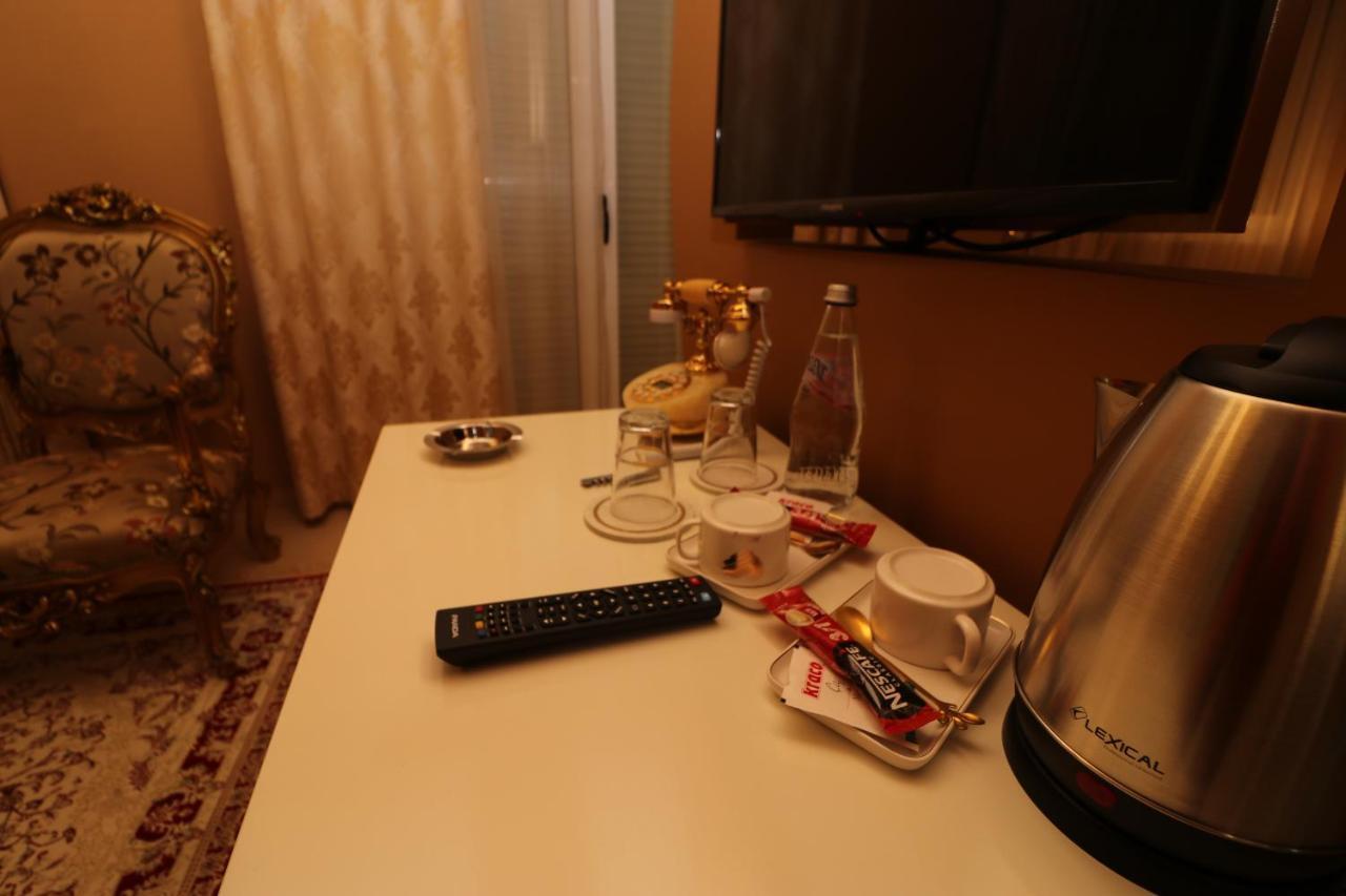 Hotel Cc & *